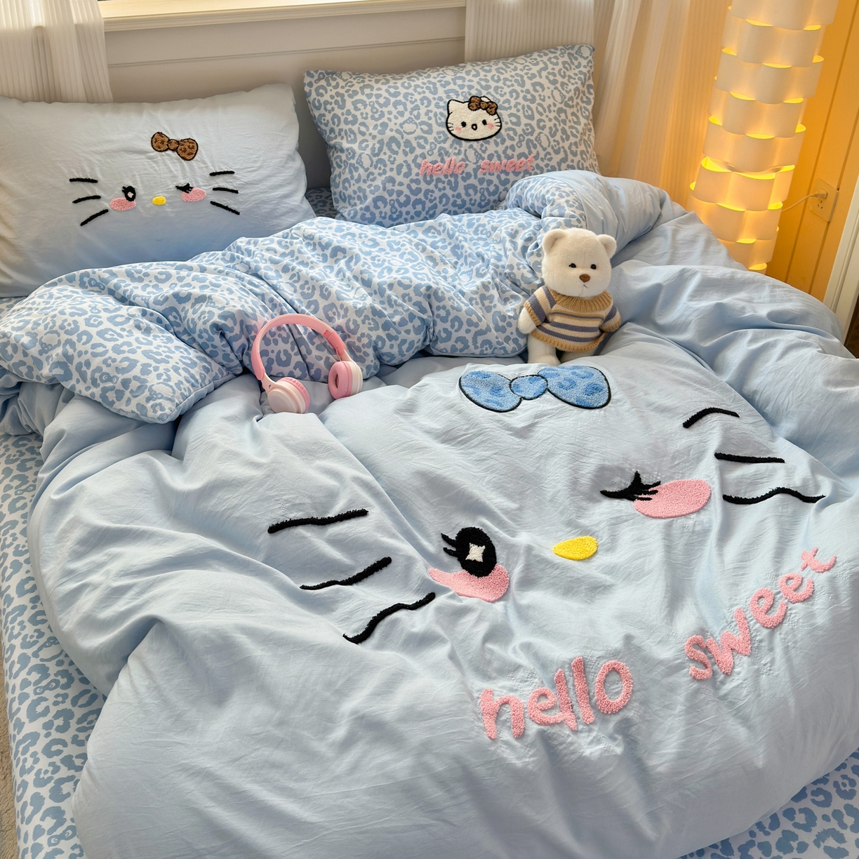 91家纺网 家纺一手货源 找家纺 奈颜 2026新款A类水洗棉大版毛巾绣豹纹小猫四件套--影棚图 豹纹小猫-浅蓝