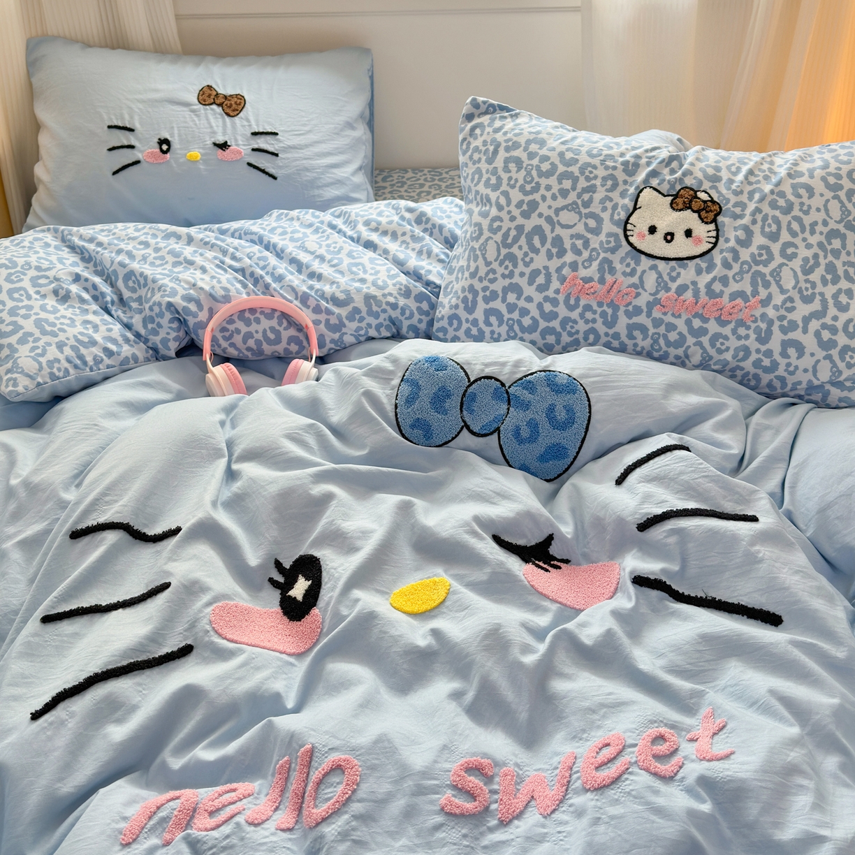 91家纺网 家纺一手货源 找家纺 奈颜 2026新款A类水洗棉大版毛巾绣豹纹小猫四件套--影棚图 豹纹小猫-浅蓝