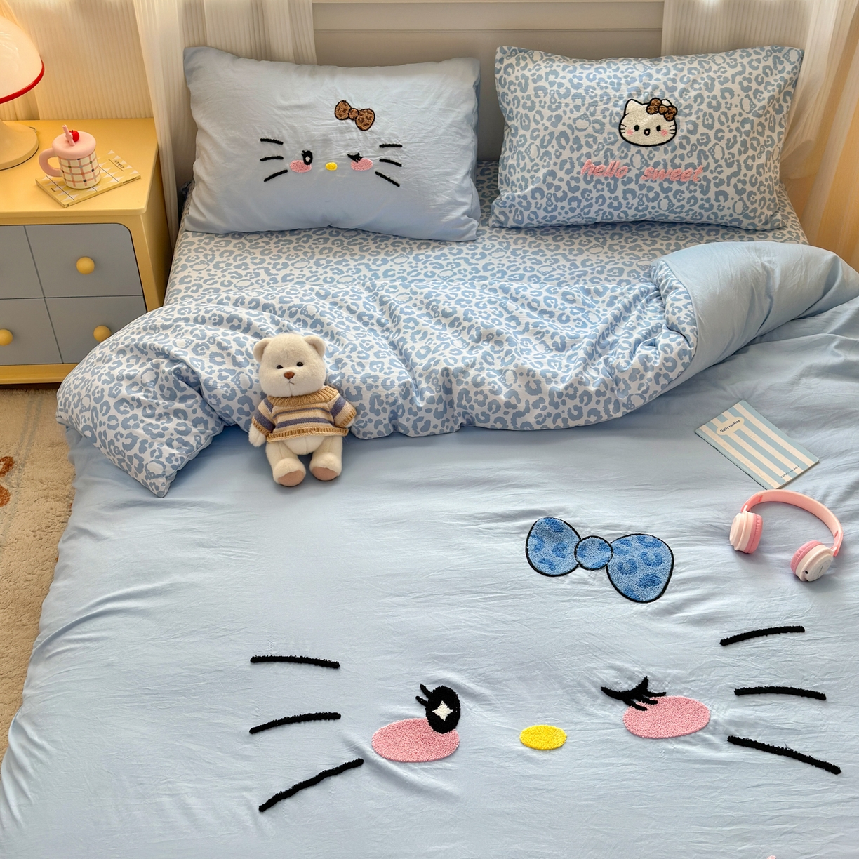 91家纺网 家纺一手货源 找家纺 奈颜 2026新款A类水洗棉大版毛巾绣豹纹小猫四件套--影棚图 豹纹小猫-浅蓝