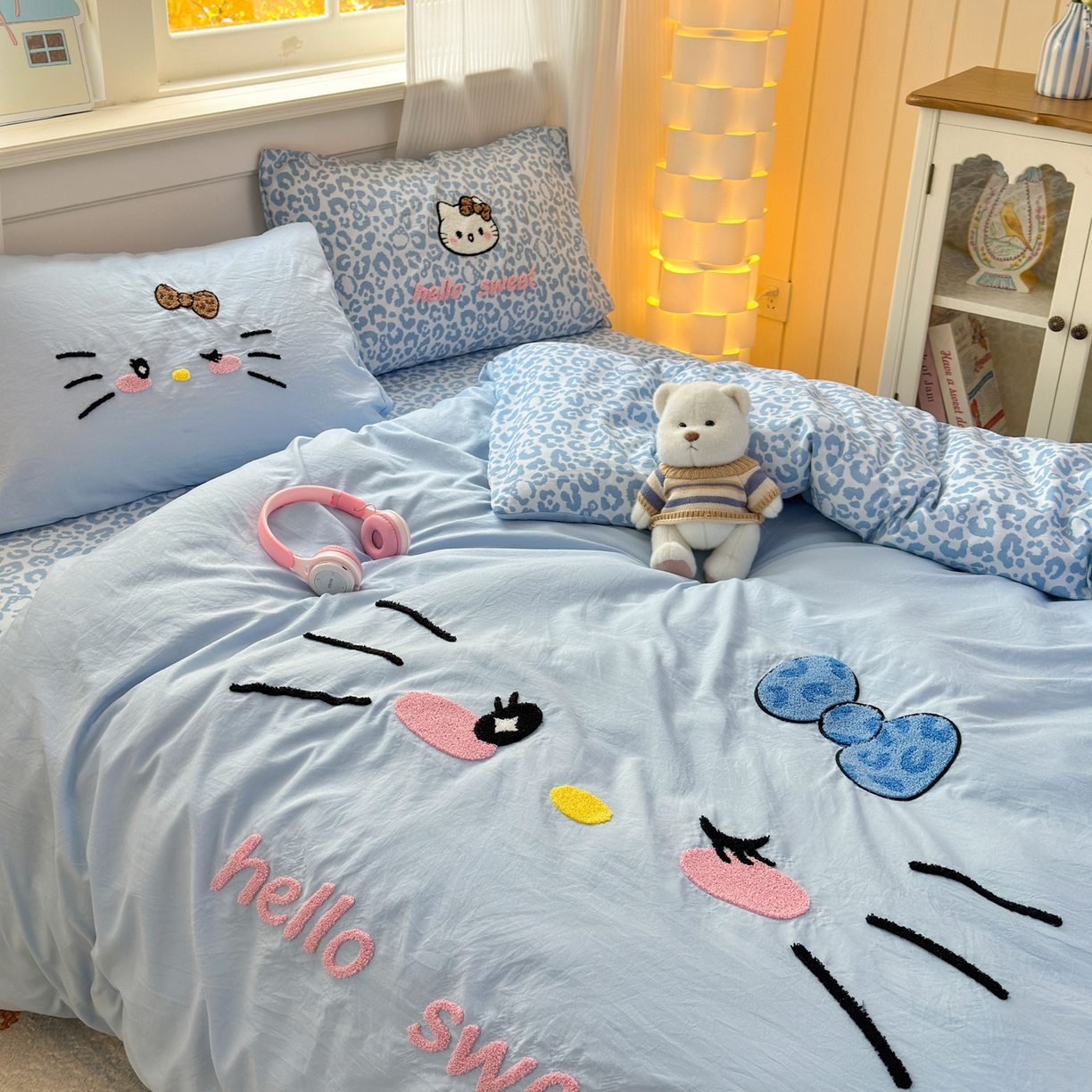 91家纺网 家纺一手货源 找家纺 奈颜 2026新款A类水洗棉大版毛巾绣豹纹小猫四件套--影棚图 豹纹小猫-浅蓝