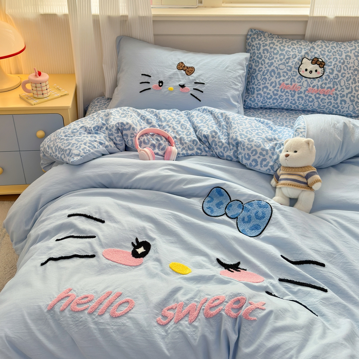 91家纺网 家纺一手货源 找家纺 奈颜 2026新款A类水洗棉大版毛巾绣豹纹小猫四件套--影棚图 豹纹小猫-浅蓝