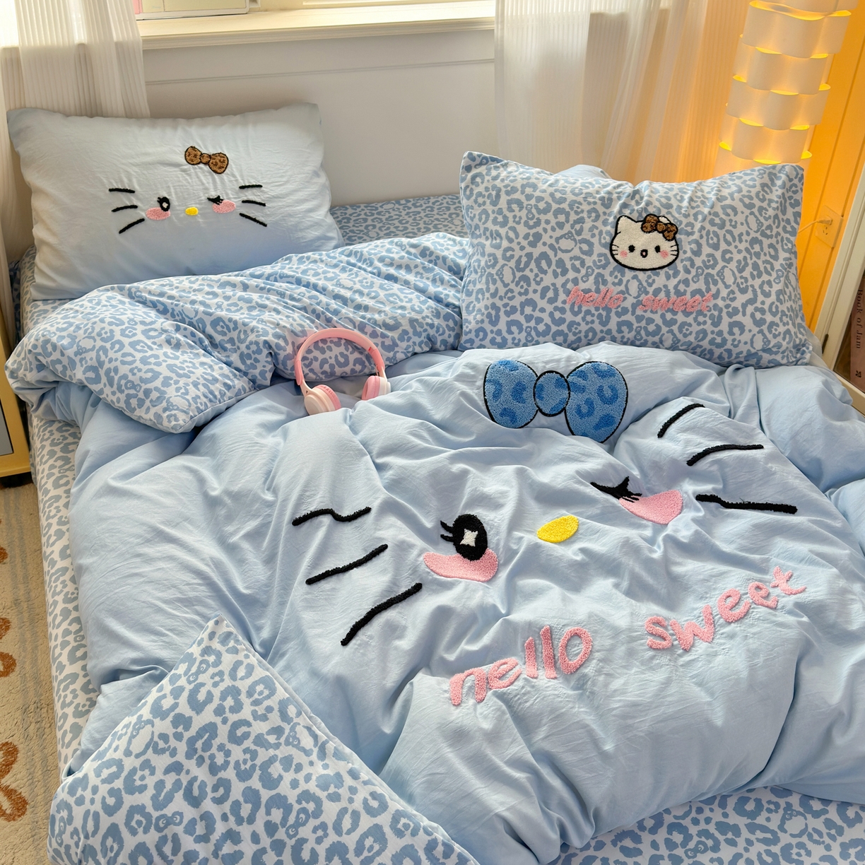 91家纺网 家纺一手货源 找家纺 奈颜 2026新款A类水洗棉大版毛巾绣豹纹小猫四件套--影棚图 豹纹小猫-浅蓝