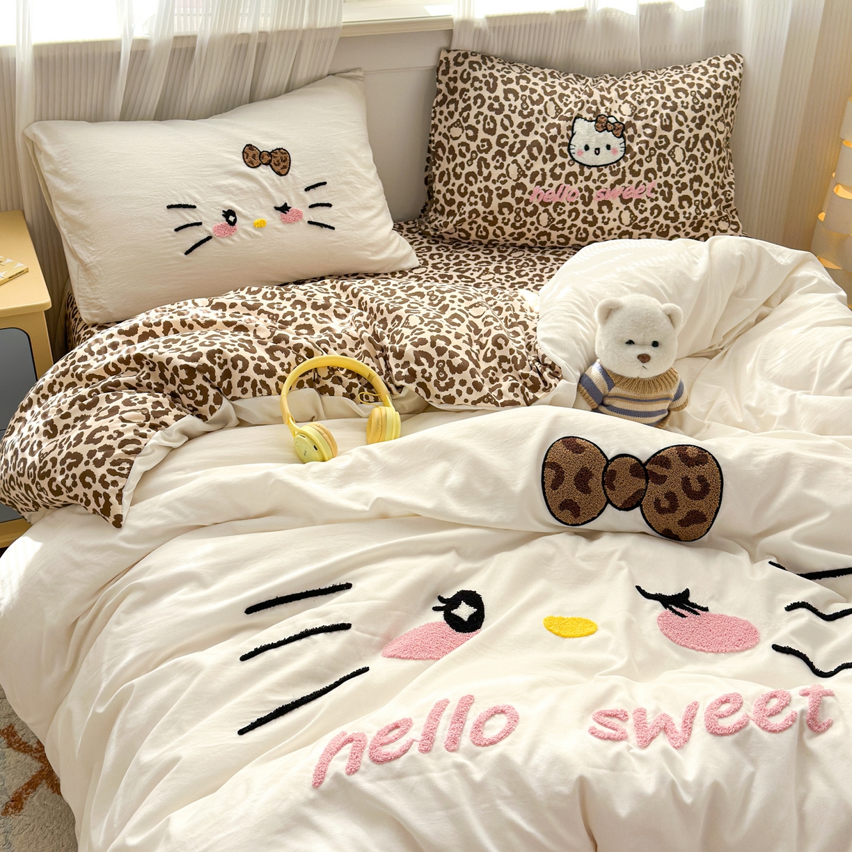 91家纺网 家纺一手货源 找家纺 奈颜 2026新款A类水洗棉大版毛巾绣豹纹小猫四件套--影棚图 豹纹小猫-白咖