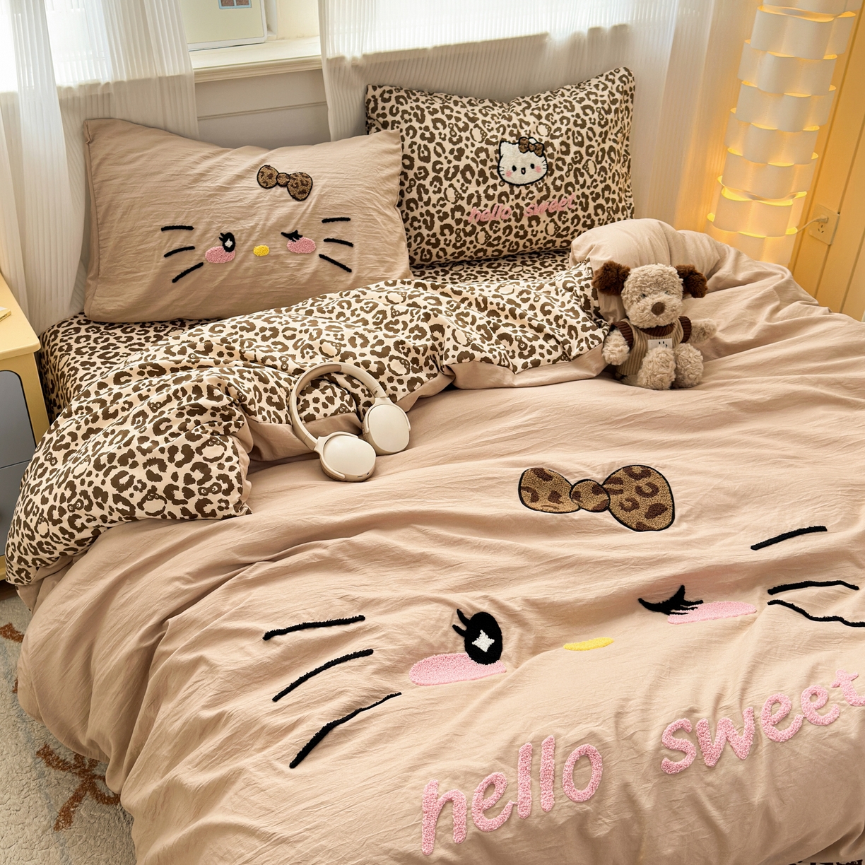 91家纺网 家纺一手货源 找家纺 奈颜 2026新款A类水洗棉大版毛巾绣豹纹小猫四件套--影棚图 豹纹小猫-浅咖