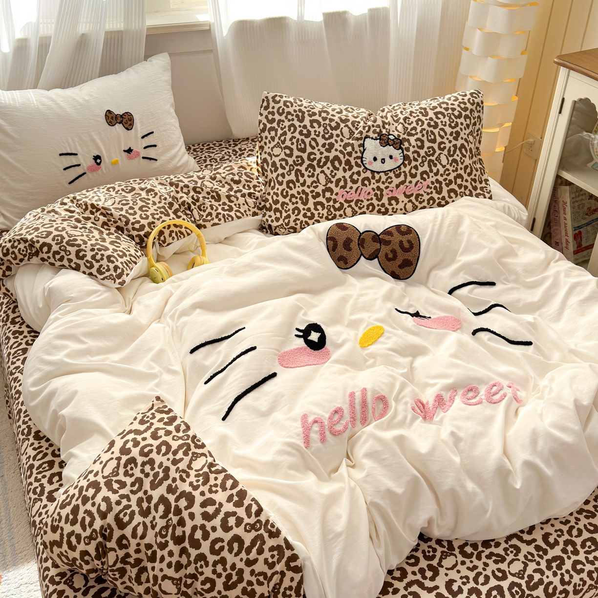 91家纺网 家纺一手货源 找家纺 奈颜 2026新款A类水洗棉大版毛巾绣豹纹小猫四件套--影棚图 豹纹小猫-白咖