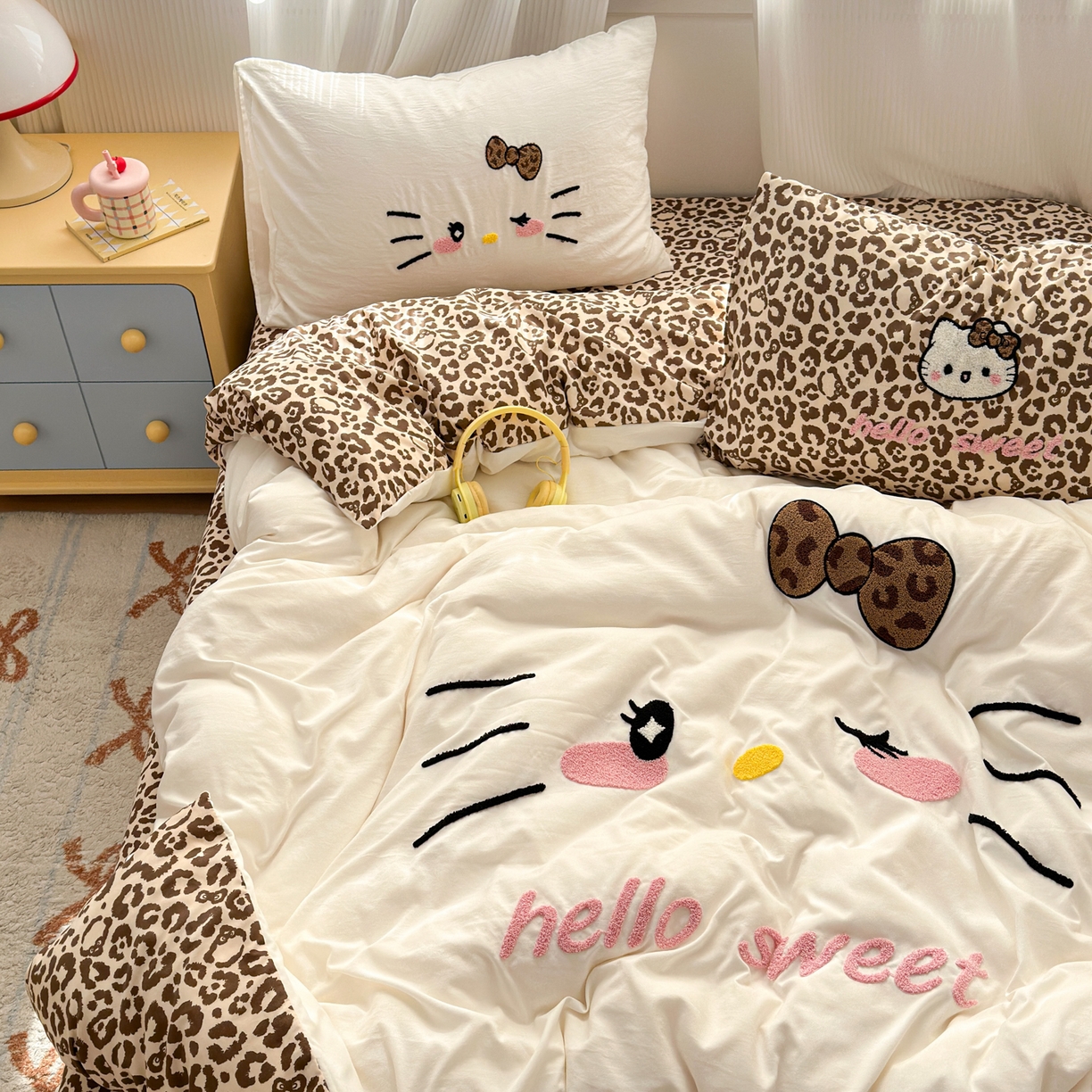 91家纺网 家纺一手货源 找家纺 奈颜 2026新款A类水洗棉大版毛巾绣豹纹小猫四件套--影棚图 豹纹小猫-白咖