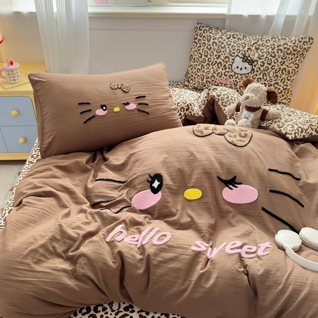 91家纺网 家纺一手货源 找家纺 奈颜 2026新款A类水洗棉大版毛巾绣豹纹小猫四件套--影棚图 豹纹小猫-深咖