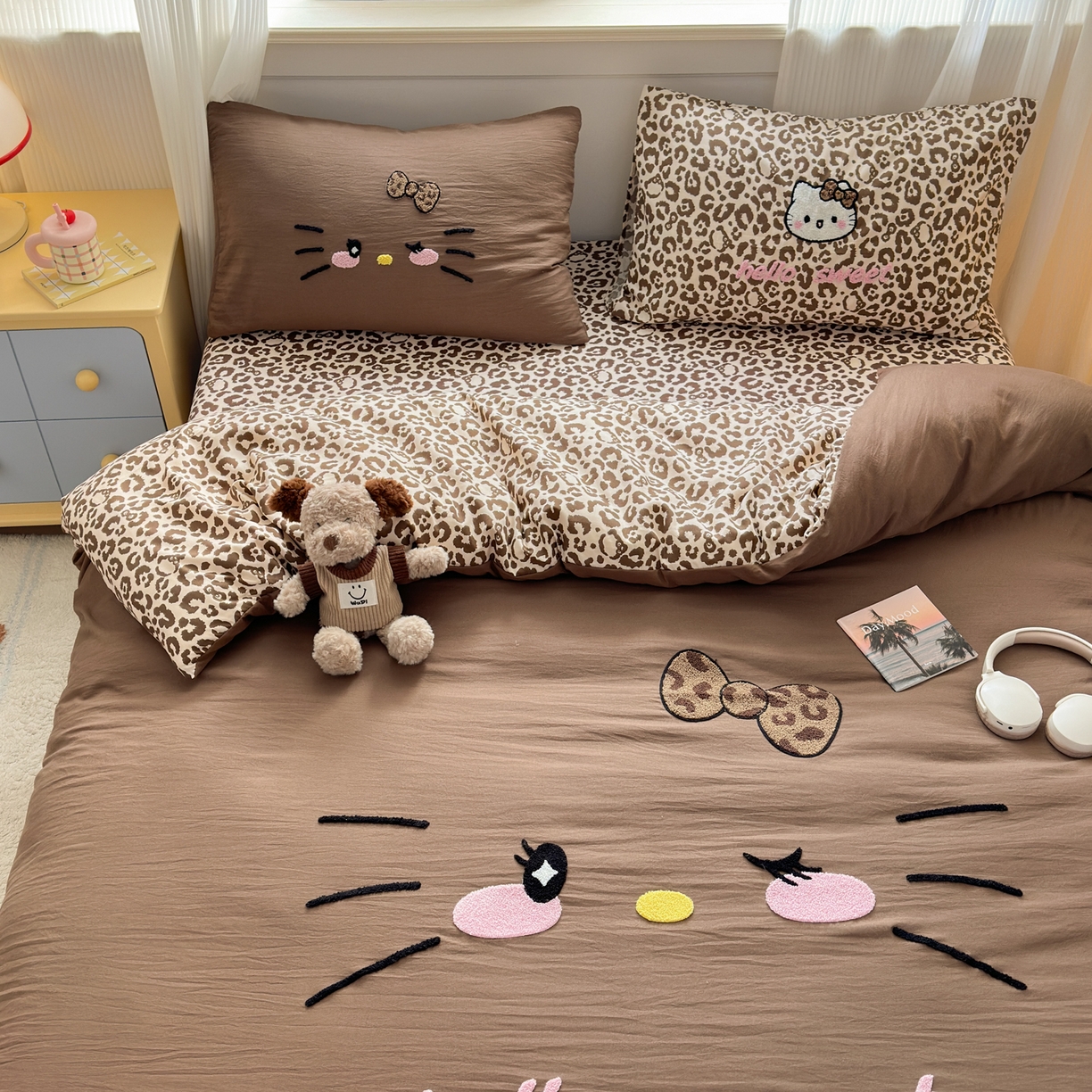 91家纺网 家纺一手货源 找家纺 奈颜 2026新款A类水洗棉大版毛巾绣豹纹小猫四件套--影棚图 豹纹小猫-深咖