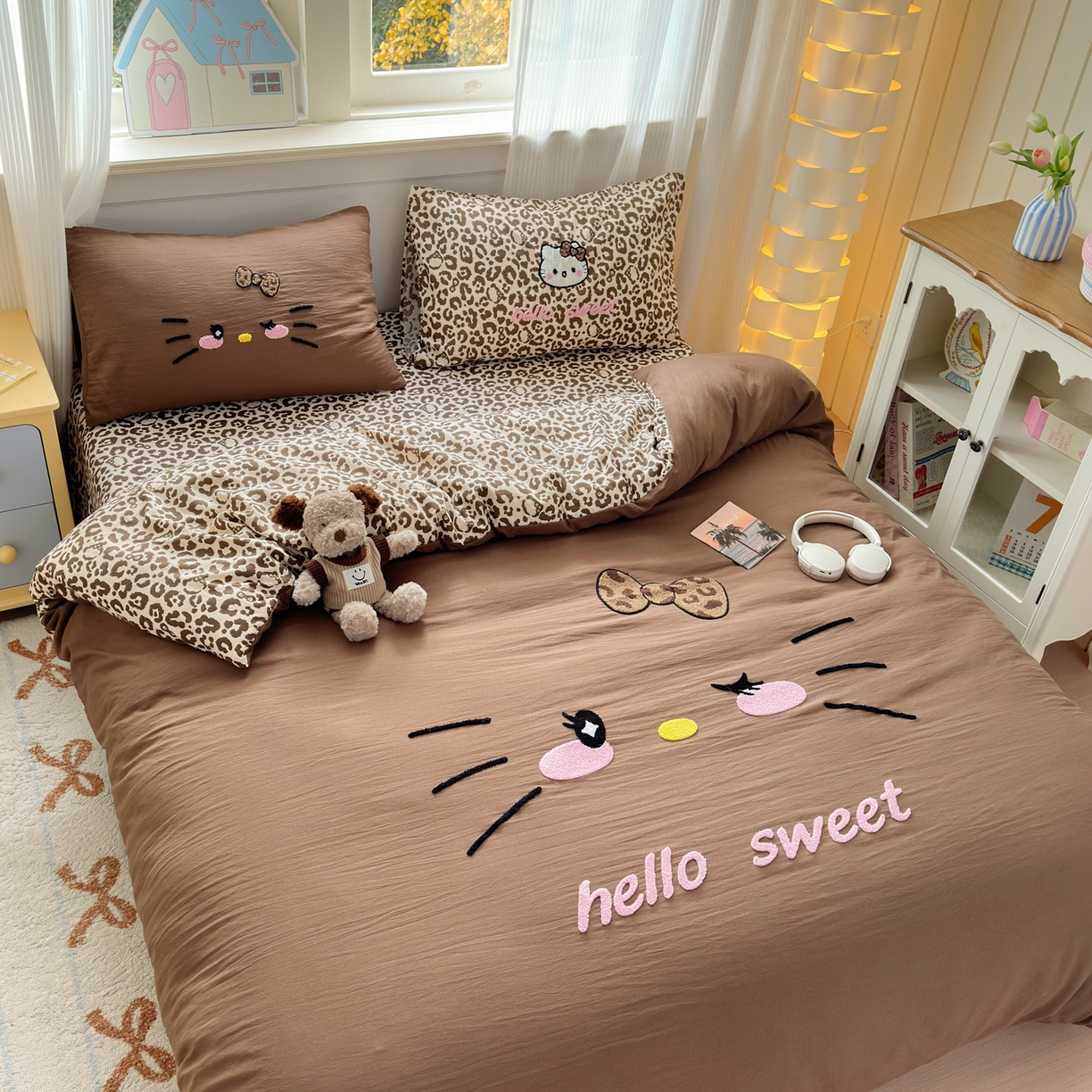 91家纺网 家纺一手货源 找家纺 奈颜 2026新款A类水洗棉大版毛巾绣豹纹小猫四件套--影棚图 豹纹小猫-深咖