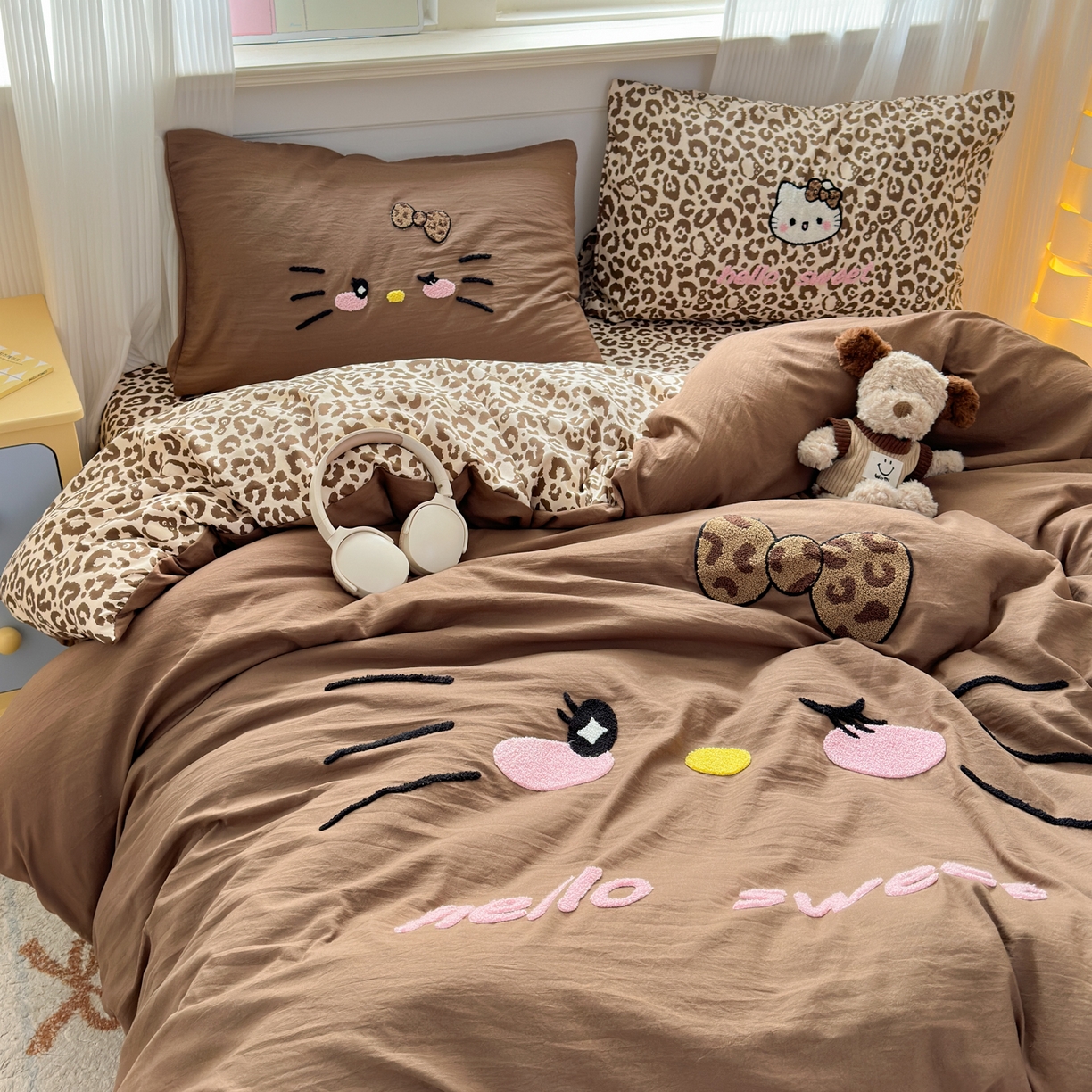 91家纺网 家纺一手货源 找家纺 奈颜 2026新款A类水洗棉大版毛巾绣豹纹小猫四件套--影棚图 豹纹小猫-深咖