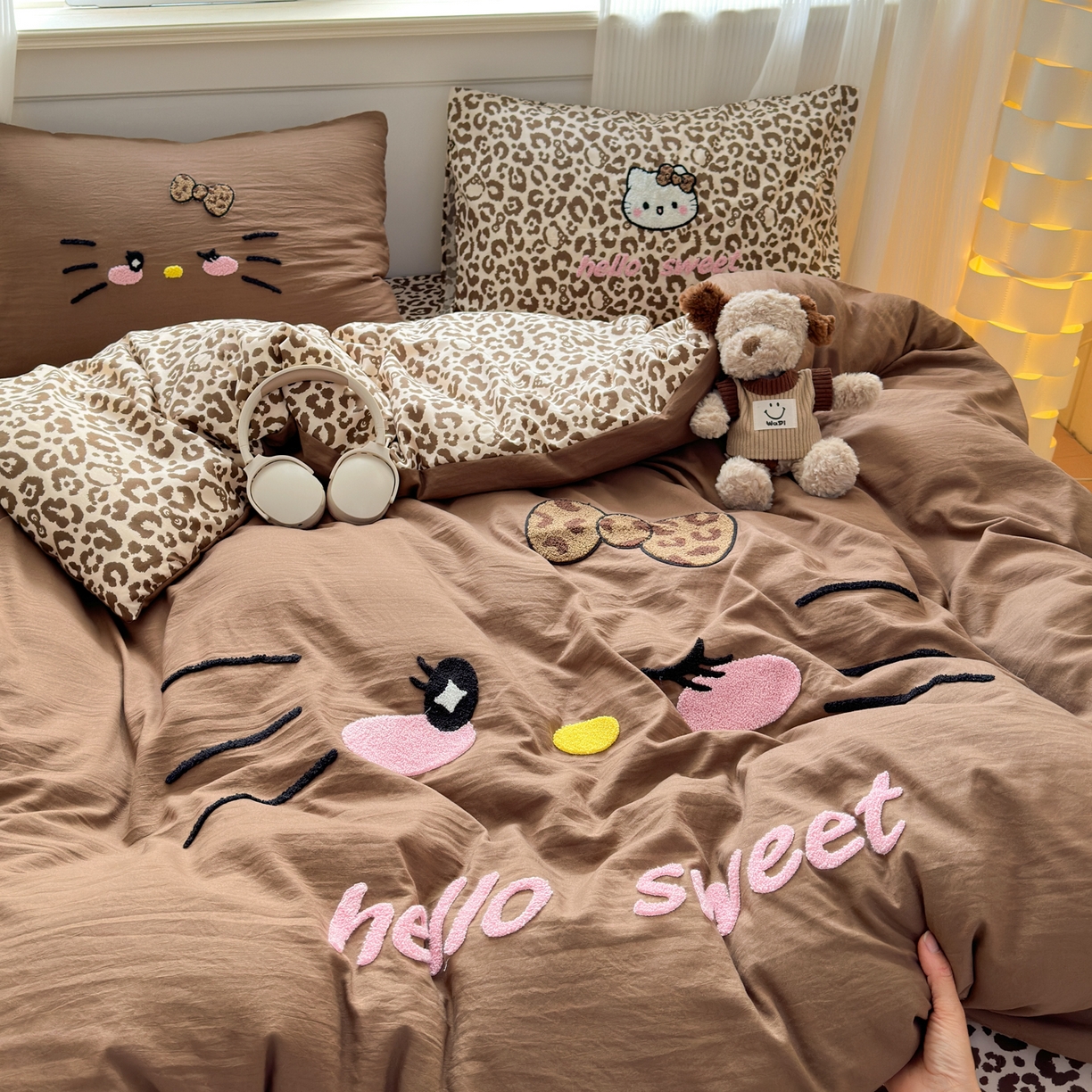 91家纺网 家纺一手货源 找家纺 奈颜 2026新款A类水洗棉大版毛巾绣豹纹小猫四件套--影棚图 豹纹小猫-深咖