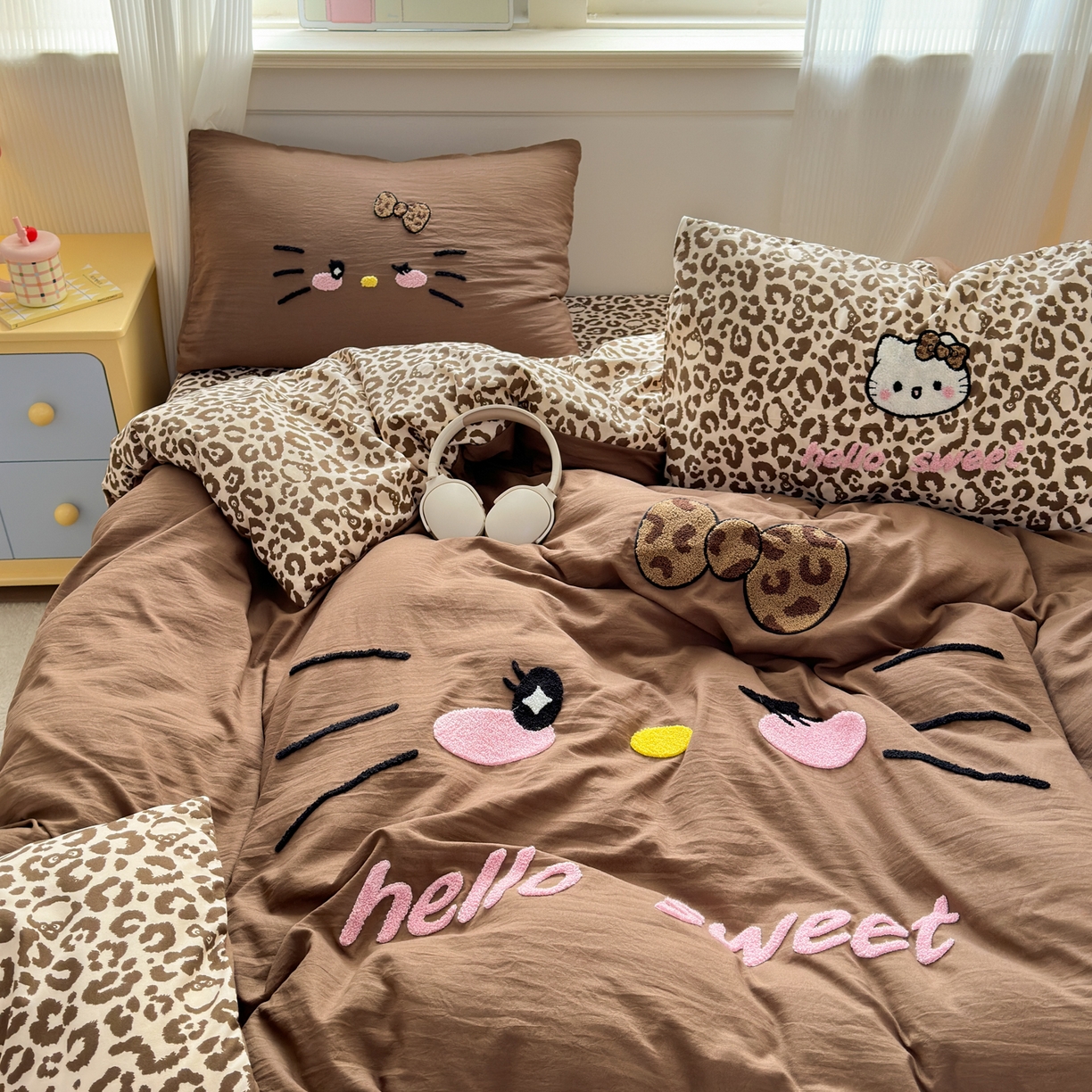 91家纺网 家纺一手货源 找家纺 奈颜 2026新款A类水洗棉大版毛巾绣豹纹小猫四件套--影棚图 豹纹小猫-深咖