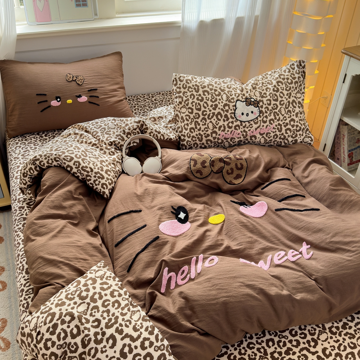 91家纺网 家纺一手货源 找家纺 奈颜 2026新款A类水洗棉大版毛巾绣豹纹小猫四件套--影棚图 豹纹小猫-深咖