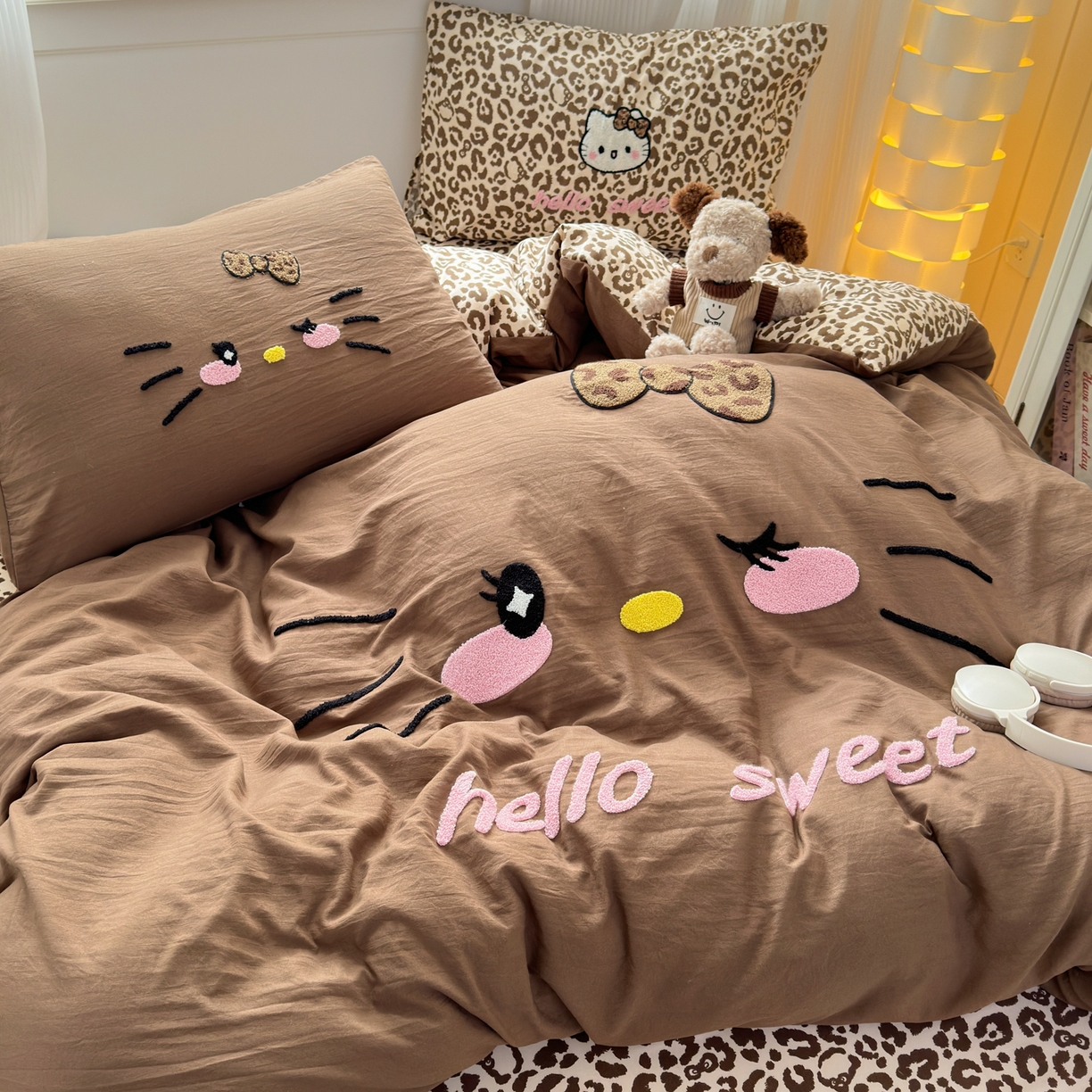 91家纺网 家纺一手货源 找家纺 奈颜 2026新款A类水洗棉大版毛巾绣豹纹小猫四件套--影棚图 豹纹小猫-深咖