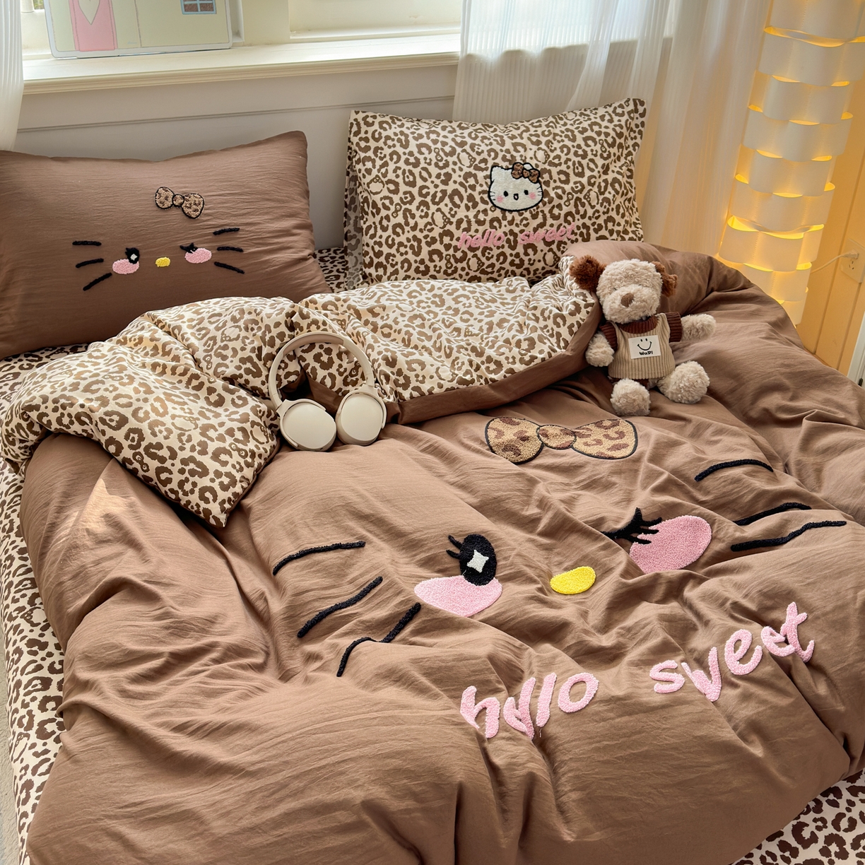 91家纺网 家纺一手货源 找家纺 奈颜 2026新款A类水洗棉大版毛巾绣豹纹小猫四件套--影棚图 豹纹小猫-深咖