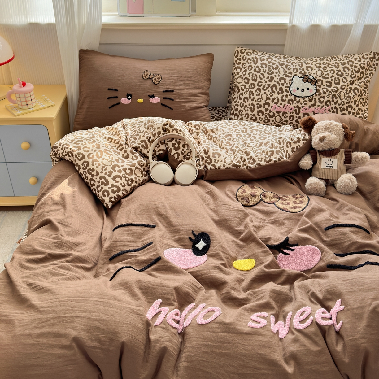 91家纺网 家纺一手货源 找家纺 奈颜 2026新款A类水洗棉大版毛巾绣豹纹小猫四件套--影棚图 豹纹小猫-深咖