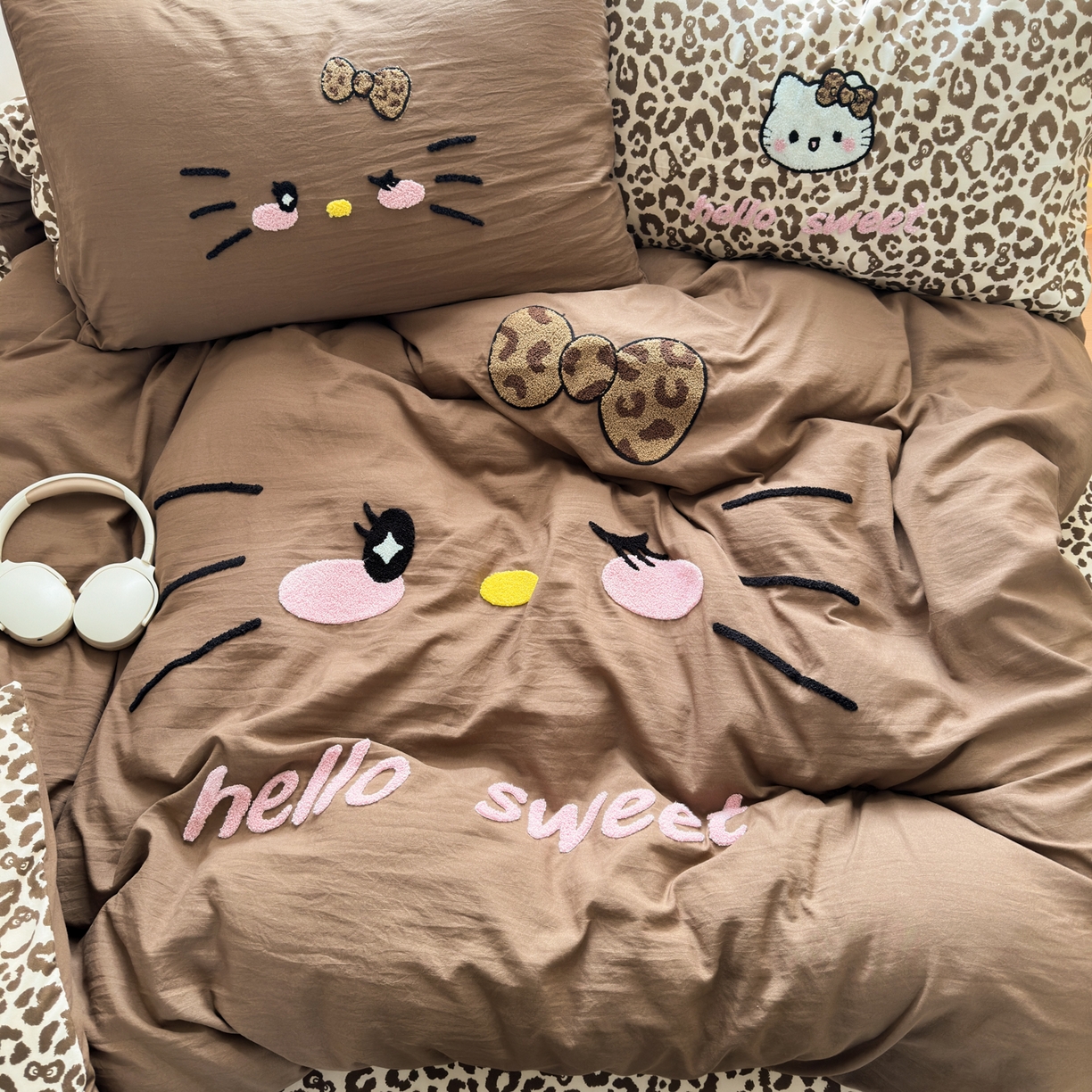 91家纺网 家纺一手货源 找家纺 奈颜 2026新款A类水洗棉大版毛巾绣豹纹小猫四件套--影棚图 豹纹小猫-深咖