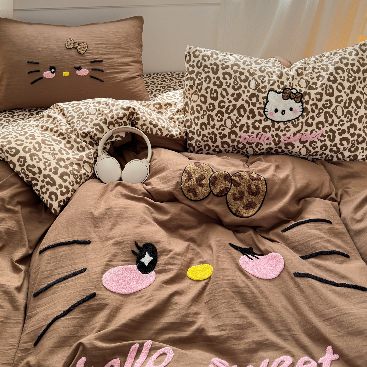 91家纺网 家纺一手货源 找家纺 奈颜 2026新款A类水洗棉大版毛巾绣豹纹小猫四件套--影棚图 豹纹小猫-深咖