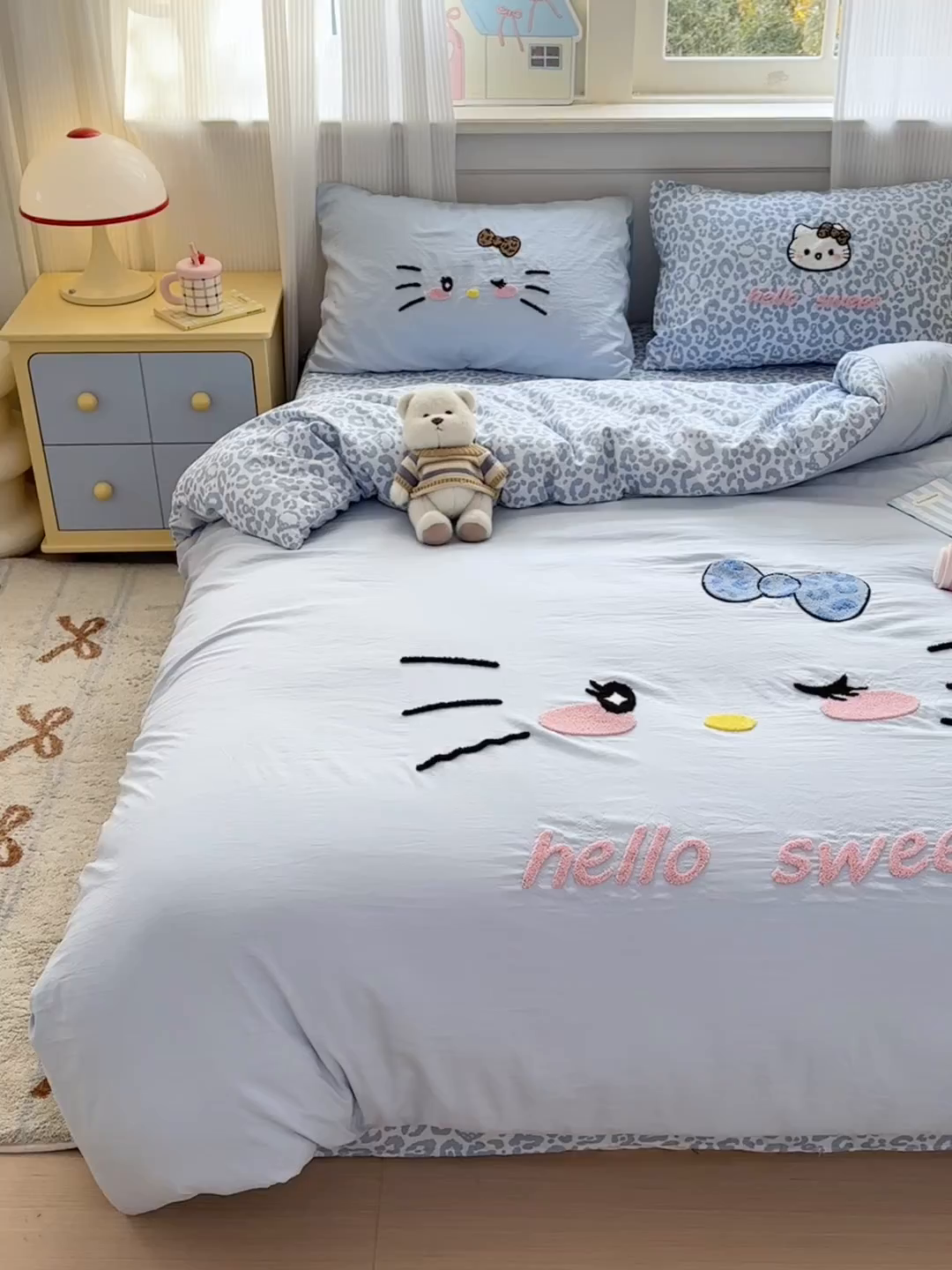 91家纺网 家纺一手货源 找家纺 奈颜 2026新款A类水洗棉大版毛巾绣豹纹小猫四件套--影棚图 豹纹小猫-浅蓝