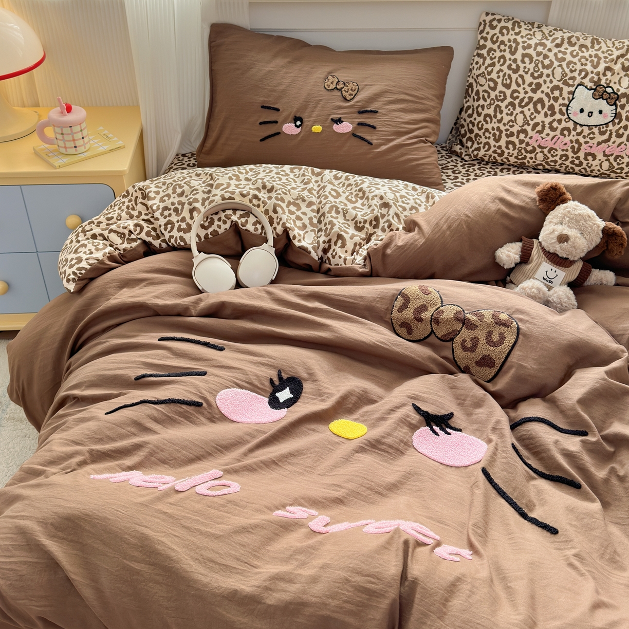 91家纺网 家纺一手货源 找家纺 奈颜 2026新款A类水洗棉大版毛巾绣豹纹小猫四件套--影棚图 豹纹小猫-深咖