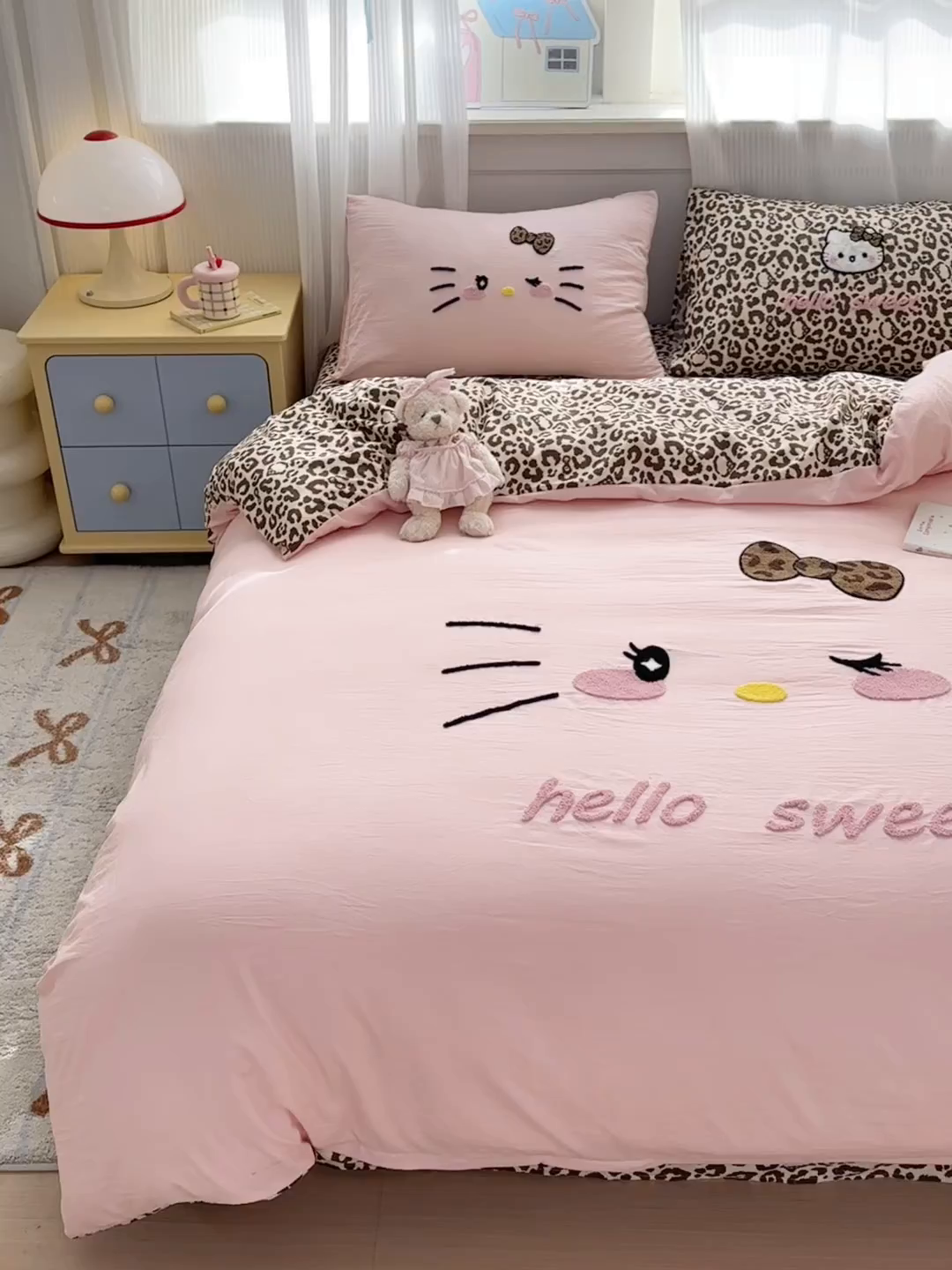 91家纺网 家纺一手货源 找家纺 奈颜 2026新款A类水洗棉大版毛巾绣豹纹小猫四件套--影棚图 豹纹小猫-粉咖