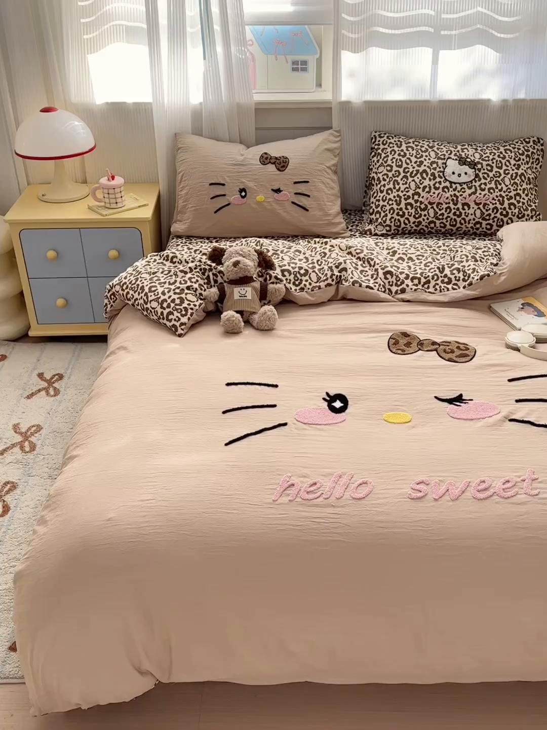 91家纺网 家纺一手货源 找家纺 奈颜 2026新款A类水洗棉大版毛巾绣豹纹小猫四件套--影棚图 豹纹小猫-浅咖