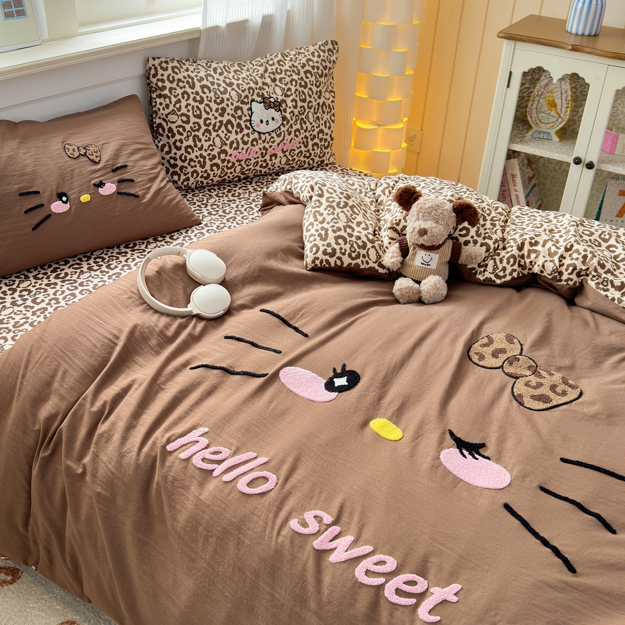 91家纺网 家纺一手货源 找家纺 奈颜 2026新款A类水洗棉大版毛巾绣豹纹小猫四件套--影棚图 豹纹小猫-深咖