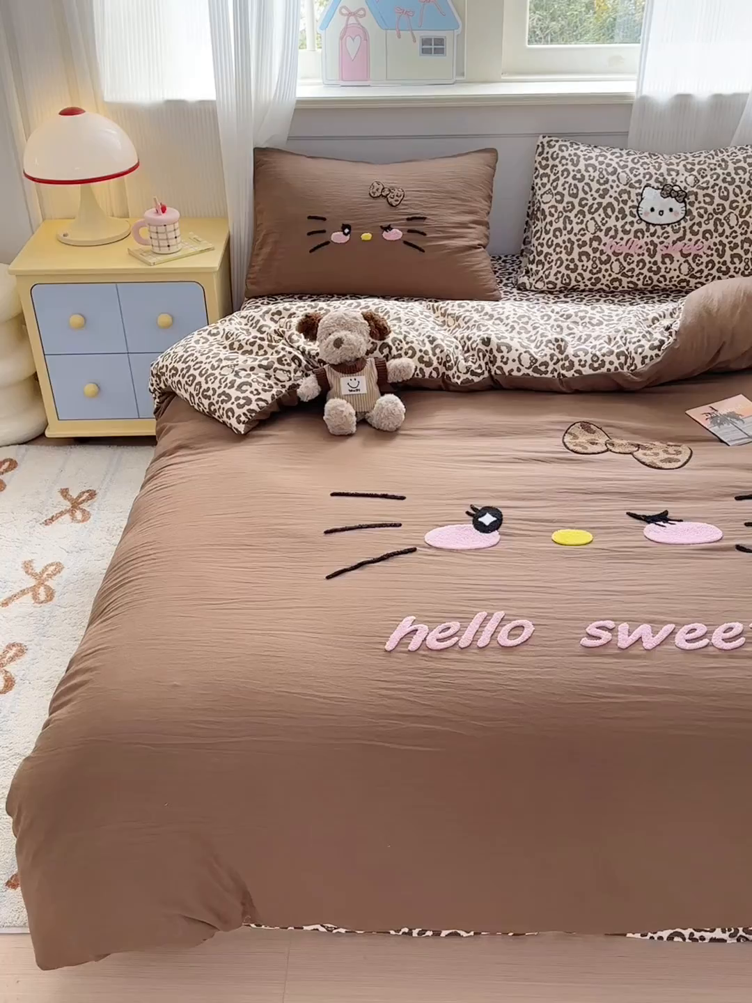 91家纺网 家纺一手货源 找家纺 奈颜 2026新款A类水洗棉大版毛巾绣豹纹小猫四件套--影棚图 豹纹小猫-深咖