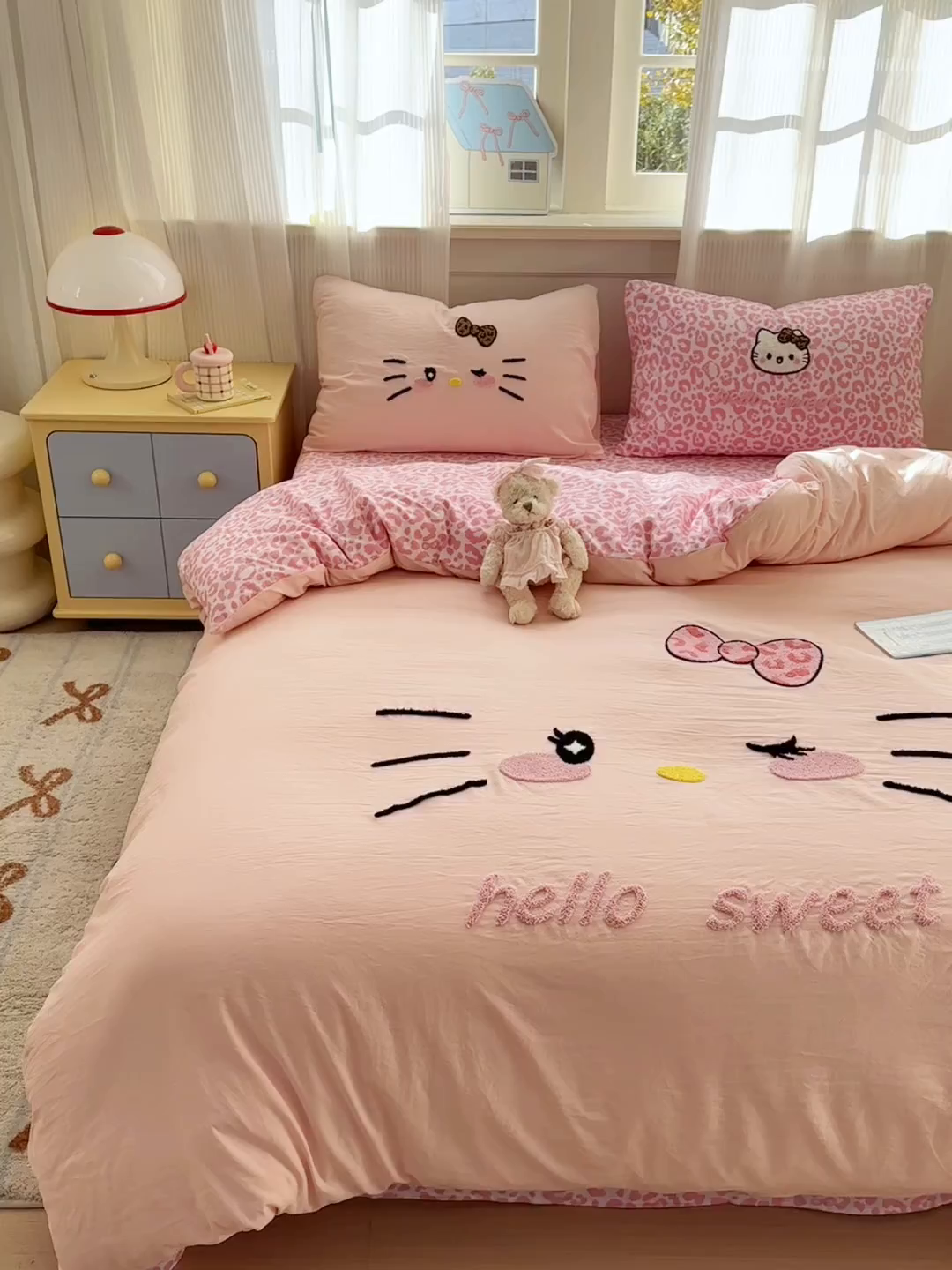 91家纺网 家纺一手货源 找家纺 奈颜 2026新款A类水洗棉大版毛巾绣豹纹小猫四件套--影棚图 豹纹小猫-粉