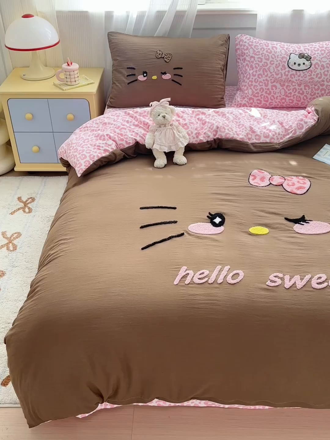 91家纺网 家纺一手货源 找家纺 奈颜 2026新款A类水洗棉大版毛巾绣豹纹小猫四件套--影棚图 豹纹小猫-咖粉