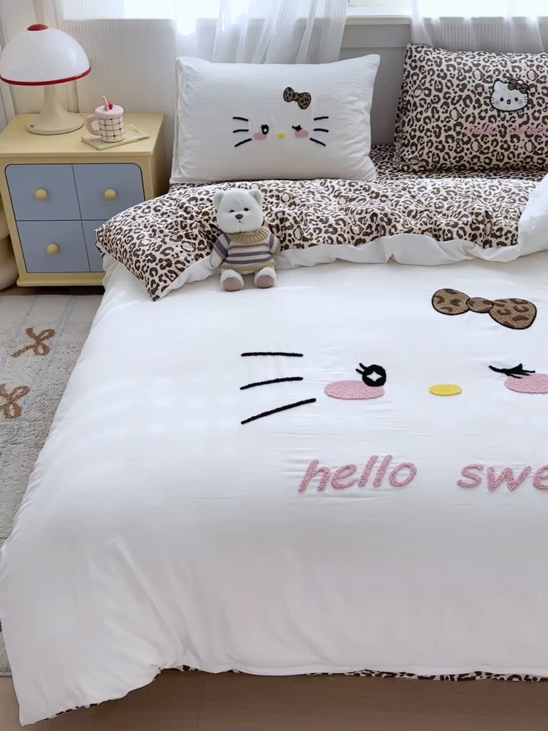 91家纺网 家纺一手货源 找家纺 奈颜 2026新款A类水洗棉大版毛巾绣豹纹小猫四件套--影棚图 豹纹小猫-白咖