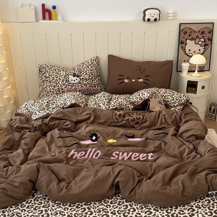 91家纺网 家纺一手货源 找家纺 奈颜 2026新款A类水洗棉大版毛巾绣豹纹小猫四件套--实拍图 豹纹小猫-深咖