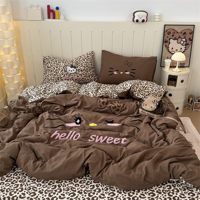 91家纺网 家纺一手货源 找家纺 奈颜 2026新款A类水洗棉大版毛巾绣豹纹小猫四件套--实拍图 豹纹小猫-深咖