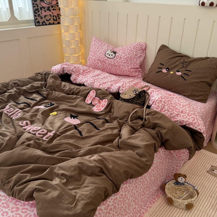 91家纺网 家纺一手货源 找家纺 奈颜 2026新款A类水洗棉大版毛巾绣豹纹小猫四件套--实拍图 豹纹小猫-咖粉