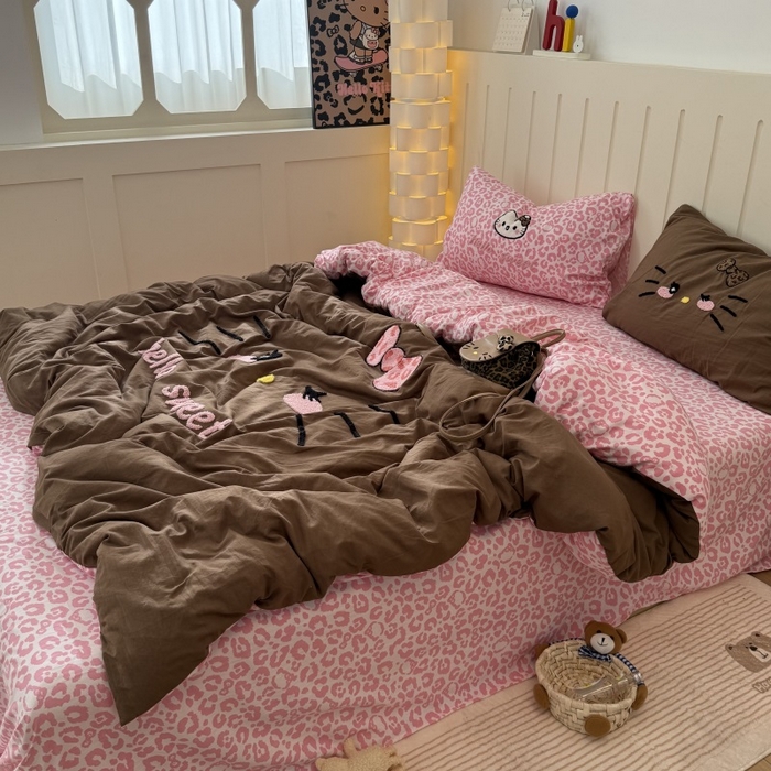 91家纺网 家纺一手货源 找家纺 奈颜 2026新款A类水洗棉大版毛巾绣豹纹小猫四件套--实拍图 豹纹小猫-咖粉
