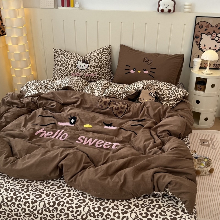 91家纺网 家纺一手货源 找家纺 奈颜 2026新款A类水洗棉大版毛巾绣豹纹小猫四件套--实拍图 豹纹小猫-深咖