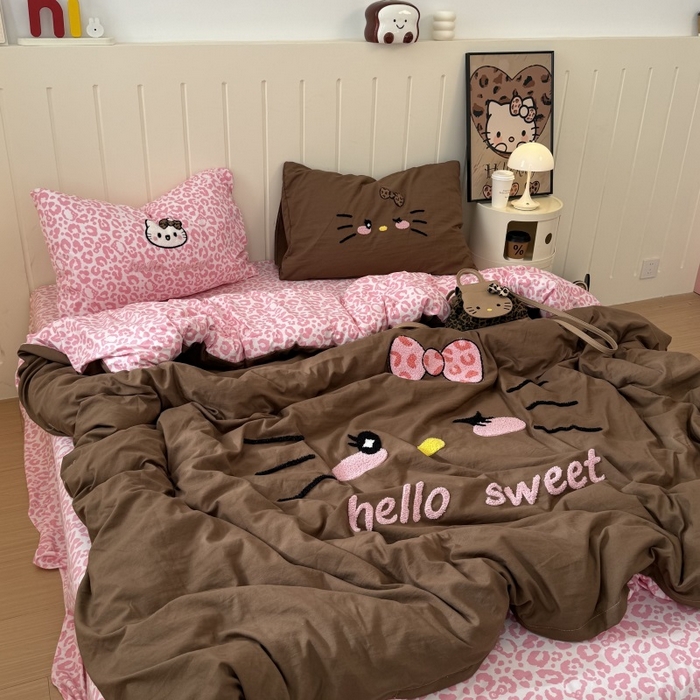 91家纺网 家纺一手货源 找家纺 奈颜 2026新款A类水洗棉大版毛巾绣豹纹小猫四件套--实拍图 豹纹小猫-咖粉