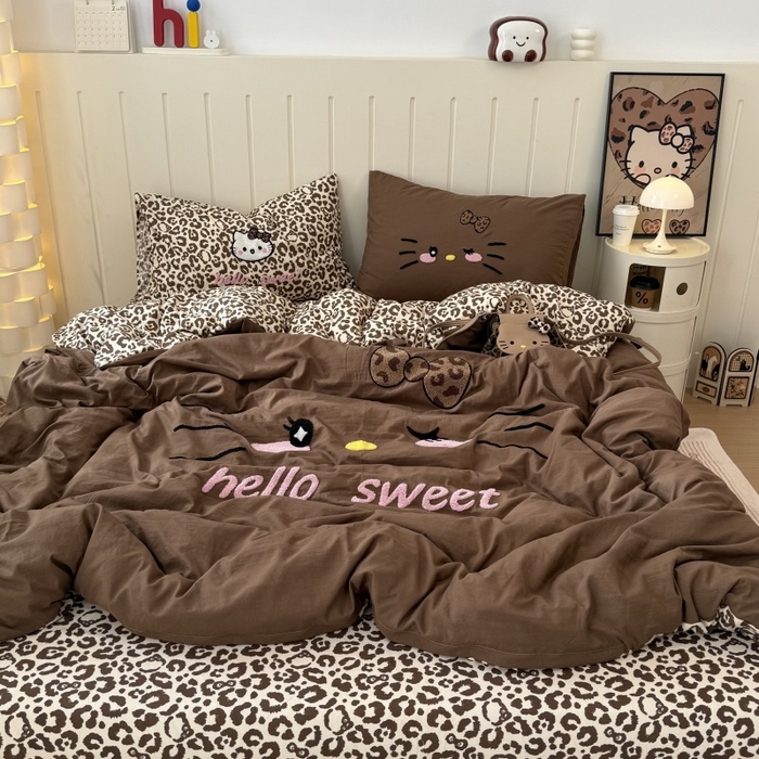 91家纺网 家纺一手货源 找家纺 奈颜 2026新款A类水洗棉大版毛巾绣豹纹小猫四件套--实拍图 豹纹小猫-深咖