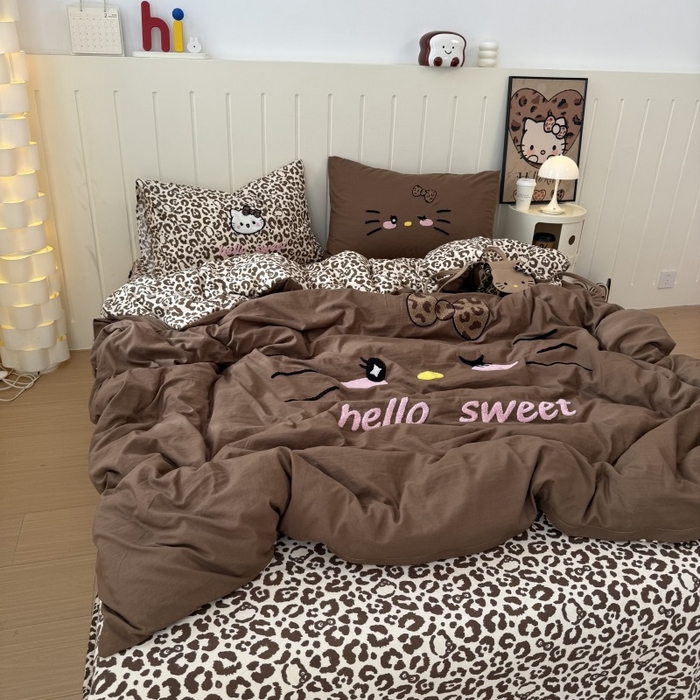 91家纺网 家纺一手货源 找家纺 奈颜 2026新款A类水洗棉大版毛巾绣豹纹小猫四件套--实拍图 豹纹小猫-深咖