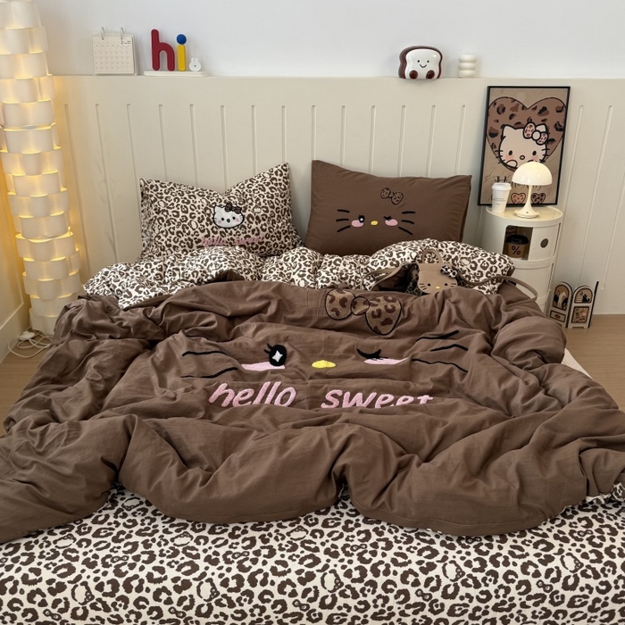 91家纺网 家纺一手货源 找家纺 奈颜 2026新款A类水洗棉大版毛巾绣豹纹小猫四件套--实拍图 豹纹小猫-深咖