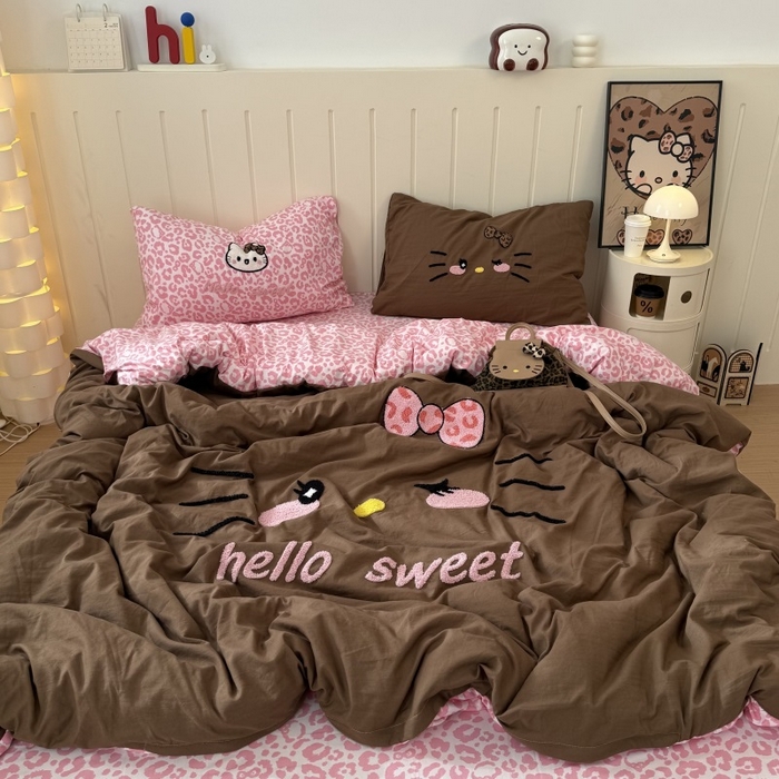 91家纺网 家纺一手货源 找家纺 奈颜 2026新款A类水洗棉大版毛巾绣豹纹小猫四件套--实拍图 豹纹小猫-咖粉