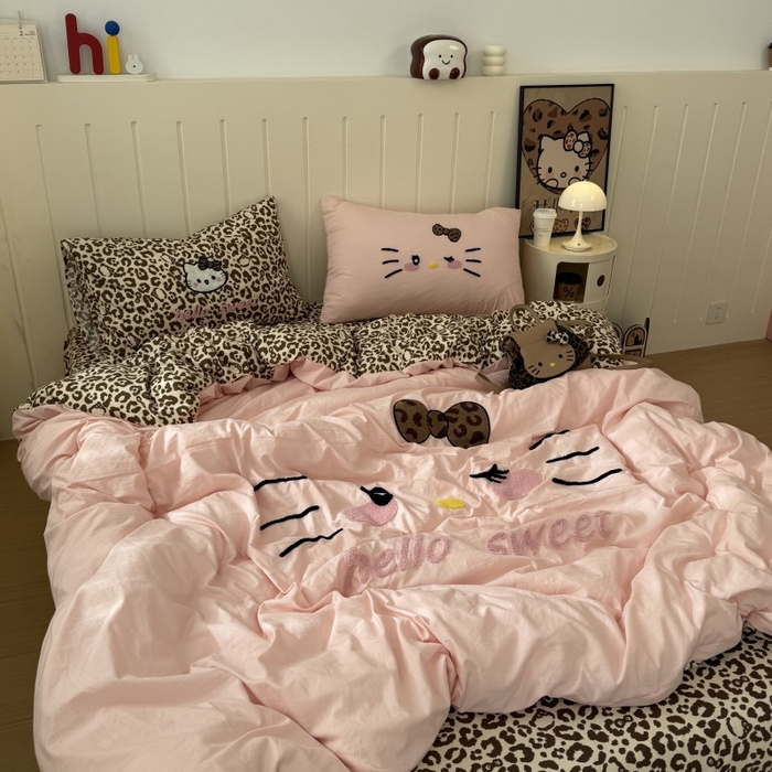 91家纺网 家纺一手货源 找家纺 奈颜 2026新款A类水洗棉大版毛巾绣豹纹小猫四件套--实拍图 豹纹小猫-粉咖