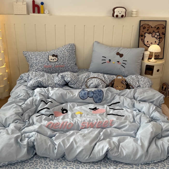 91家纺网 家纺一手货源 找家纺 奈颜 2026新款A类水洗棉大版毛巾绣豹纹小猫四件套--实拍图 豹纹小猫-浅蓝