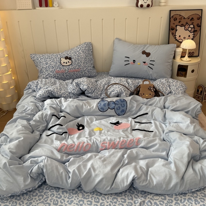 91家纺网 家纺一手货源 找家纺 奈颜 2026新款A类水洗棉大版毛巾绣豹纹小猫四件套--实拍图 豹纹小猫-浅蓝