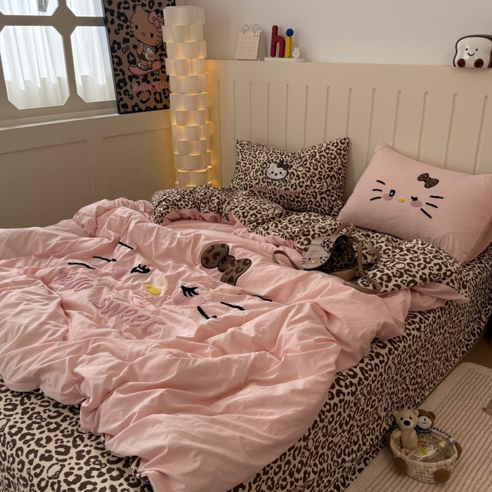 91家纺网 家纺一手货源 找家纺 奈颜 2026新款A类水洗棉大版毛巾绣豹纹小猫四件套--实拍图 豹纹小猫-粉咖