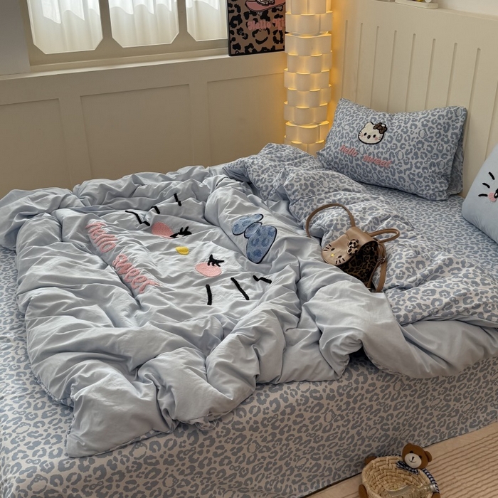 91家纺网 家纺一手货源 找家纺 奈颜 2026新款A类水洗棉大版毛巾绣豹纹小猫四件套--实拍图 豹纹小猫-浅蓝