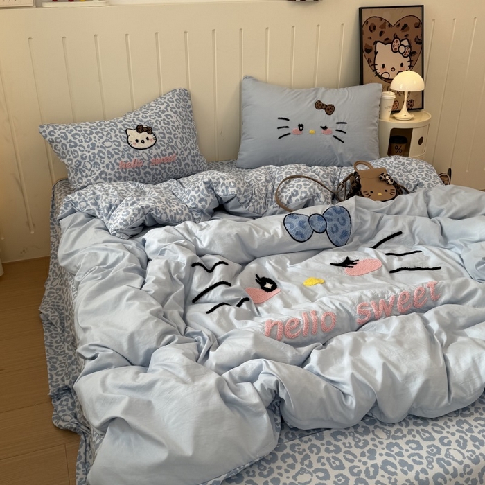 91家纺网 家纺一手货源 找家纺 奈颜 2026新款A类水洗棉大版毛巾绣豹纹小猫四件套--实拍图 豹纹小猫-浅蓝