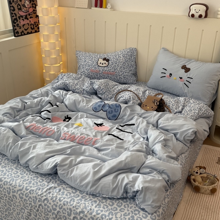 91家纺网 家纺一手货源 找家纺 奈颜 2026新款A类水洗棉大版毛巾绣豹纹小猫四件套--实拍图 豹纹小猫-浅蓝