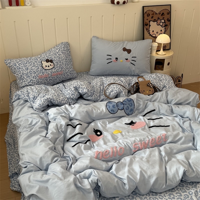 91家纺网 家纺一手货源 找家纺 奈颜 2026新款A类水洗棉大版毛巾绣豹纹小猫四件套--实拍图 豹纹小猫-浅蓝