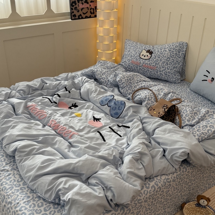 91家纺网 家纺一手货源 找家纺 奈颜 2026新款A类水洗棉大版毛巾绣豹纹小猫四件套--实拍图 豹纹小猫-浅蓝